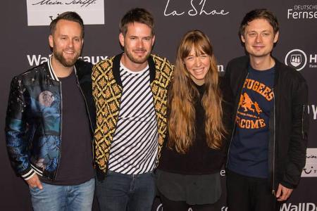 ...auf die Bühne durften Revolverheld. Die vierköpfige Pop-Rock-Band genoss es zwischen den Nachwuchskünstlern zu posieren. ...