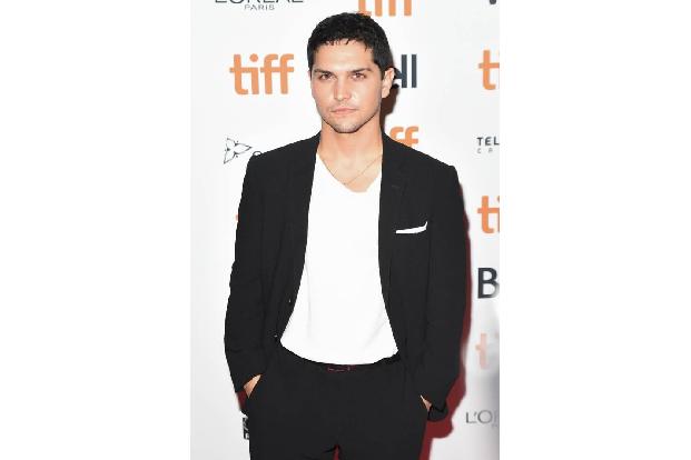 ...Schauspielkollege Augusto Aguilera nach Kanada, um die Premiere des Monsterfilms gebührend zu feiern. Auf dem roten Teppi...