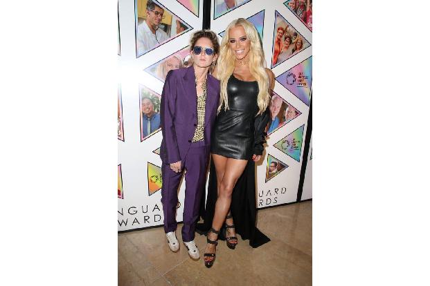 So ist es auch kein Wunder, dass die Internet-Lady ihre Beziehung in voller Öffentlichkeit lebt. 2016 outete sie sich in ein...