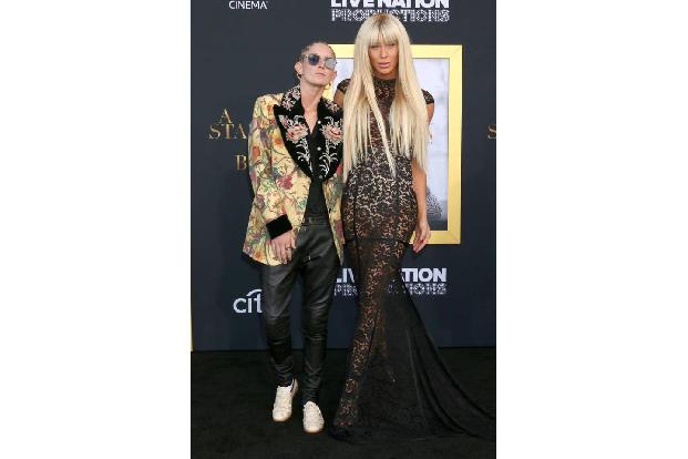 Ganz im Gegenteil: Die 26-jährige Blondine und ihre 25-jährige Lebensgefährtin verlobten sich im März dieses Jahres und enth...