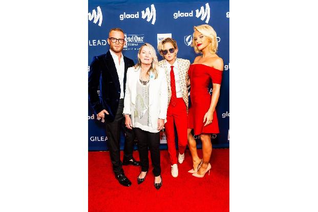 Bis Gigi und Nats eigenen Nachwuchs bekommen, finden sie Halt in ihren aktuellen Familien. Gigi versteht sich prächtig mit d...