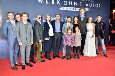Das ist sie, die Crew von 'Werk ohne Autor'. Na ja, fast, denn einer der Stars fehlt auf diesem Premierenbild: Schauspieleri...