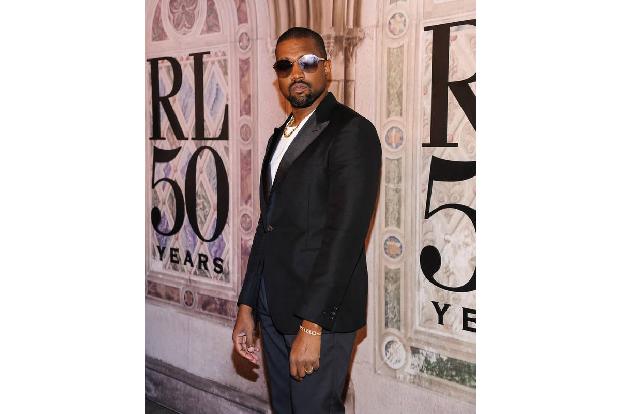 ...Kanye West hingegen war als Verkäufer für Gap tätig. Doch, ganz ehrlich, wer möchte als Kunde schon von einem Verkäufer a...