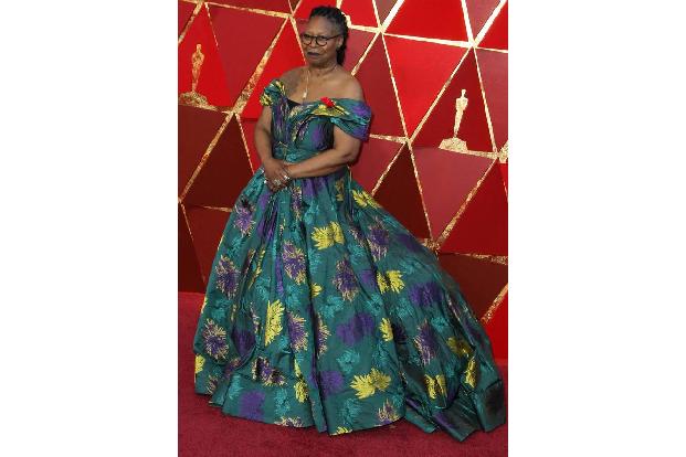 ...Whoopie Goldberg. Sie arbeitete vor ihrer Showbiz-Karriere als Kosmetikerin für einen Leichenbestatter. Der hatte sich an...