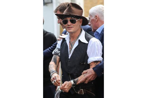 ...Johnny Depp, denn er verkaufte nur Kugelschreiber über das Telefon. Und wer möchte nicht von dieser unwiderstehlichen Sti...