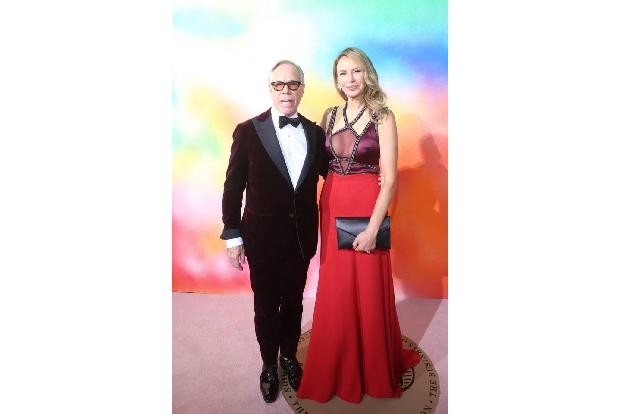Wer ist denn die schicke Dame an der Seite von Tommy Hilfiger? Der Modeschöpfer beehrte mit niemand geringerer als seiner Sc...