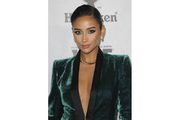 ...Shay Mitchell zwar nicht, auf der Party war der schöne 'Pretty Little Liars'-Star aber natürlich trotzdem gerne gesehen. ...