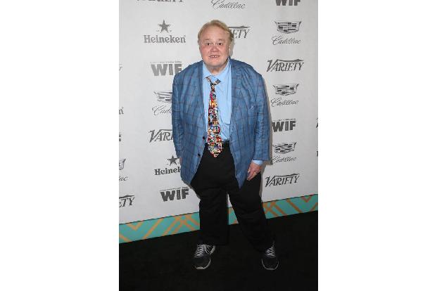 ...Louie Anderson, der in der Serie 'Baskets' in die Rolle von Zach Galifianakis' Mutter schlüpfte. Dafür erhielt er 2016 ei...