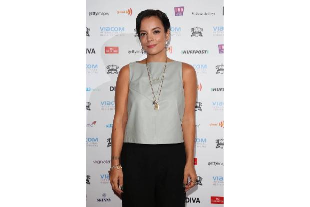 …auch seine Landsmännin Lily Allen hat eine Brustwarze zu viel. Und auch sie geht mit dem Makel ganz offen um. In einer nied...