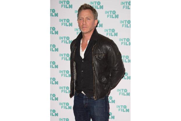 ...Daniel Craig, der sich am Set für die Bond-Filme regelmäßig verletzte. Er verstauchte sich sein Knie, zog sich mehrere Sc...