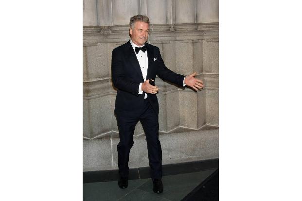 ...Alec Baldwin, der in der Verfilmung des Broadway-Hits 'Rock of Ages' spielte - auch wenn er das lieber vergessen würde. D...