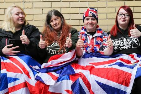 ...natürlich auch die richtigen Anhänger der Royals. Und weil rechtzeitiges Erscheinen die besten Plätze sichert, haben echt...