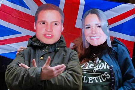 ...Carol Foster und John Loughery. Wie es sich für Fans gehört, sind sie bestens mit den dazugehörigen Utensilien ausgerüste...