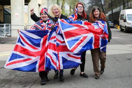 ...vor den Toren der Entbindungsstation hat im Übrigen schon Tradition. Es ist bereits das dritte Mal, dass sich die Fans vo...
