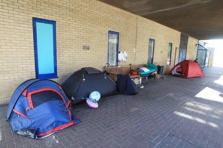 ...von Prinz George zwei Jahre zuvor hatte die Leute ebenfalls dazu bewegt, tagelang an der Klinik zu zelten. Der kleine Thr...