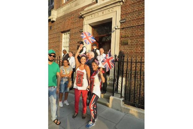 ...erwartet von Scharen von Royal-Anhängern, die geduldig mit Union Jacks bewaffnet vor der Klinik ausgeharrt hatten...