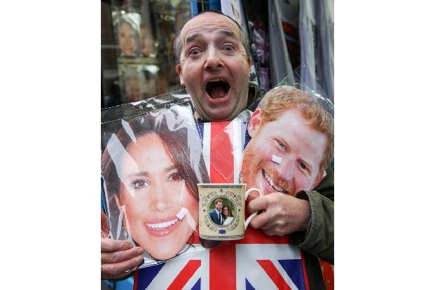 ...jedoch doppelten Familienzuwachs. John Loughery erinnert mit Meghan- und Harry-Masken dann auch schon mal an das zweite g...