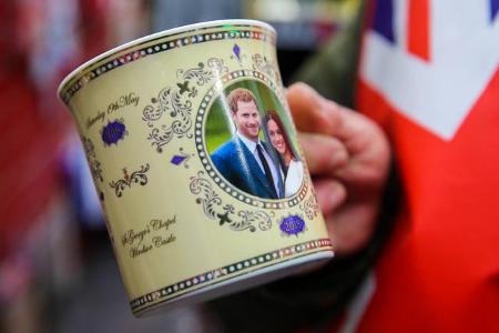 ...und auch die Souvenirshops sind schon gut auf die anstehende königliche Hochzeit vorbereitet. Ob es nun eine Tasse mit kö...
