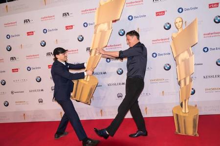 ...auch kein Wunder, dass die beiden gleich anfingen, auf dem roten Teppich um die Trophäe zu rangeln. Es bleibt zu hoffen, ...