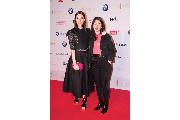 ...zeigten sich auf der Gala hoffnungsvoll. Die Regisseurin von 'Back for Good', Mia Spengler, unterstützte ihre Hauptdarste...