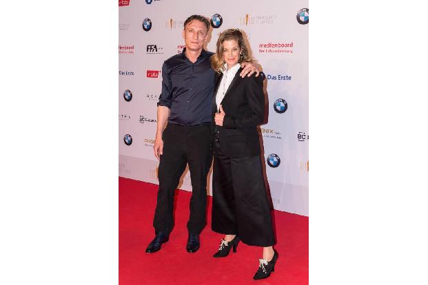 ...Nominierten wird derweil schon mal für mögliche Gewinnershootings geübt. Marie Bäumer und Oliver Masucci hoffen, dass sie...