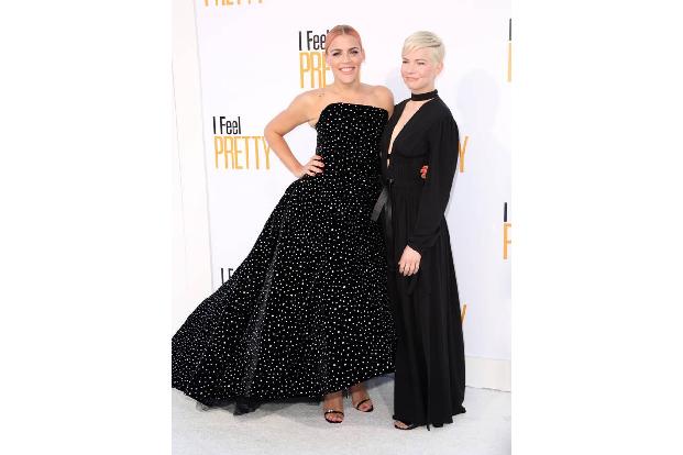 ...sich Michelles beste Freundin Busy Philipps zu ihr auf den weißen Teppich gesellte - es ist eben nichts anziehender, als ...