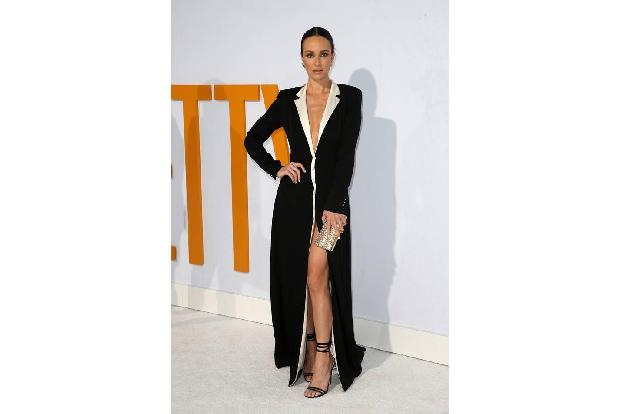 ...trug 'E! News'-Ikone Catt Sadler: Dieses Kleid in Mantel-Optik war ein wirklicher Eye Catcher. Eine, die keinen Bock auf ...