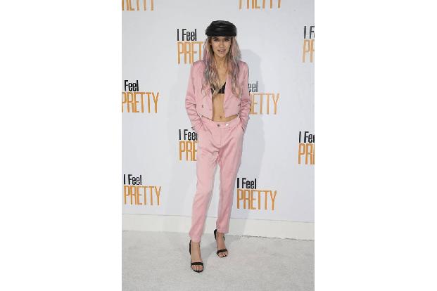 ...YouTuberin Jessie Paege. Die 19-Jährige setzte auf diesen Look in Zartrosa und schaffte es dennoch, nicht zu kindlich aus...