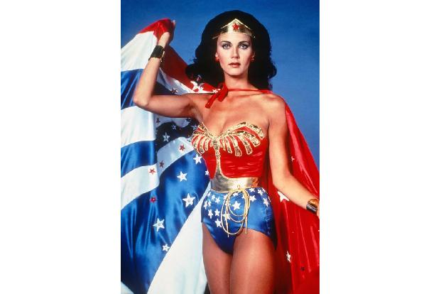 ...verkörperte Lynda die Amazone, die 1941 zum ersten Mal in einem DC-Comic auftauchte. Von 1975 bis 1979 liefen drei Staffe...