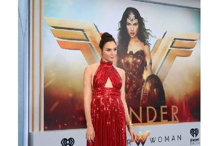 ...dann so aus: Gal Gadot schlüpfte ins Superheldinnen-Kostüm und verlieh dem Hype um die Kriegerprinzessin neuen Fahrtwind....