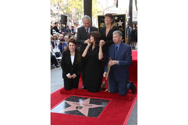 ...bekam als Dankeschön einen Kuss - freundschaftlich auf die Hand, versteht sich. Wesentlich liebevoller küsste...