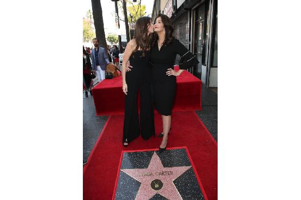 ...Lyndas Tochter Jessica ihrer Mama. Klar, dass die 27-Jährige richtig stolz ist! Lyndas komplette Familie...