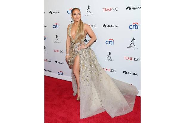 ...die Schönheit dem Publikum durch ihr sexy Kleid und später durch eine atemberaubende Show auf der Gala ordentlich ein. Et...