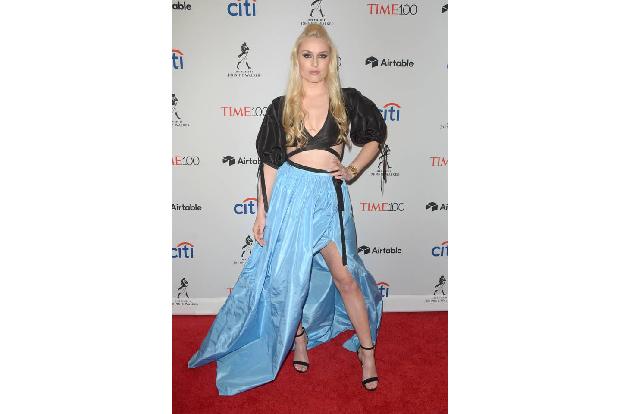 ...problemlos von der Star-Skiläuferin Lindsey Vonn in den Schatten gestellt, die den Abfahrtshang gegen den roten Teppich g...