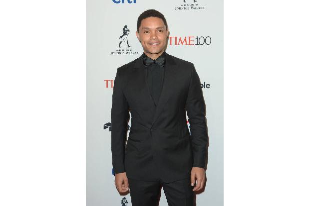 ...und Comedian Trevor Noah gab sich derweil ganz elegant im schwarzen Anzug. Er hat das US-Fernsehen in den letzten Jahren ...