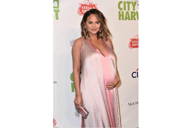 Bei der 35. Gala der Non-Profit-Organisation City Harvest verzauberte Chrissy Teigen auf dem roten Teppich in einem rosa Sei...
