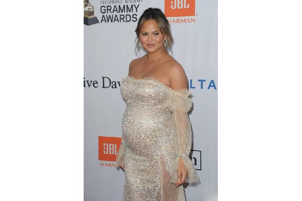 ...erschien Chrissy ebenfalls bei der Pre-Grammy-Gala in New York Anfang des Jahres. Mit dem schulterfreien Prinzessinnen-Lo...