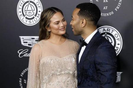 ...John Legend, der nicht aufhören konnte, seiner wunderschönen Frau auf dem roten Teppich in die Augen zu schauen. Im Juni ...