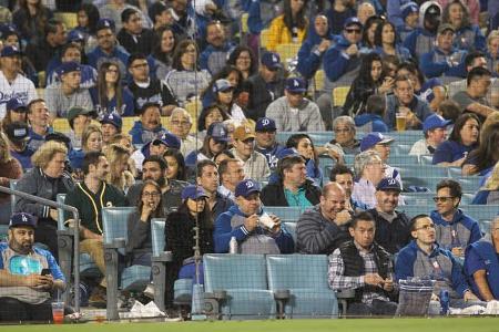 Promi-Wimmelbild: Wer entdeckt die beiden Megastars, die sich am Mittwochabend [11. April] mitten im Dodger Stadium in L.A. ...