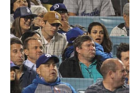 ...Ashton Kutcher und seine bezaubernde Ehefrau Mila Kunis. Die beiden gucken das Baseball-Match der Los Angeles Dodgers geg...