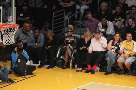 ...ist diese Promidame hier - man muss nur auf den sexy Look achten, den Nicki Minaj trug, als sie das Spiel zwischen den Lo...