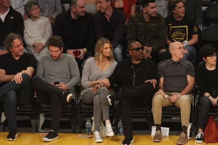 ...Schauspieler Eddie Murphy und seine Lebensgefährtin Paige Butcher mitansehen, als sie am 8. April beim Match gegen Utah J...