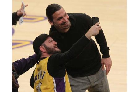 ...Zlatan Ibrahimovic steht derzeit bei LA Galaxy als Stürmer unter Vertrag und guckte sich am 6. April das Basketballspiel ...