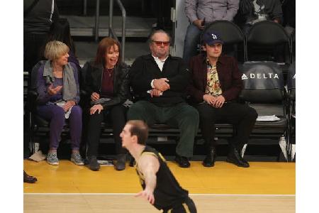 ...lockte Superstar Jack Nicholson und seinen Sohn Ray an. Die beiden waren wesentlich wütender über die Niederlage ihrer Ma...