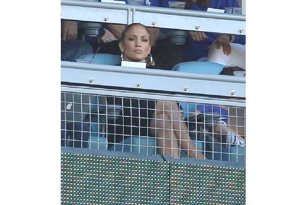 ...der Gesichtsausdruck von Chart-Königin und Baseball-Fan Jennifer Lopez zeigt, die Ende März dabei war, als die Los Angele...