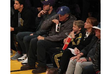 ...mit seinem achtjährigen Sohn Axel besuchte Comedy-Ikone Will Ferrell das Spiel der LA Lakers gegen die Dallas Mavericks. ...