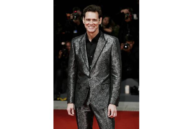 ...Jim Carrey hatte die High School geschmissen und lebte fortan in einem VW Bus sowie in einem Zelt, das er im Vorgarten se...