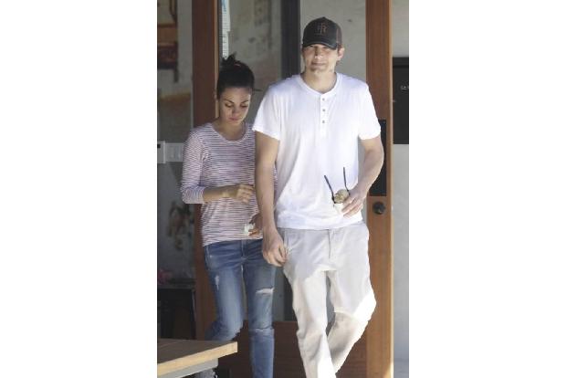 ...ohne Frage Mila Kunis und Ashton Kutcher. Ob beim Einkaufen, Imbiss oder Basketballspiel – immer wieder werden sie von de...