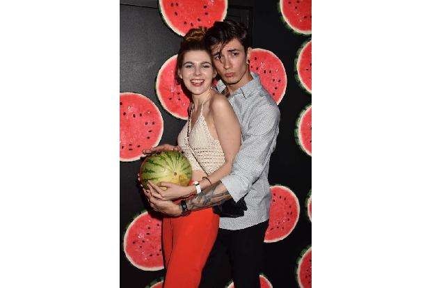 ...'GNTM'-Teilnehmerin Klaudia Giez. Die kam mit Freund Felipe Simon und schmiss sich sogleich in beste Baby und Johnny-Pose.