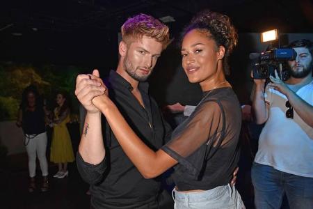 Ohne Freund, aber dafür mit ihrem befreundeten Make-up-Artist Sebastian Jennerich schwang Lovelyn Enebechi das Tanzbein. Bei...